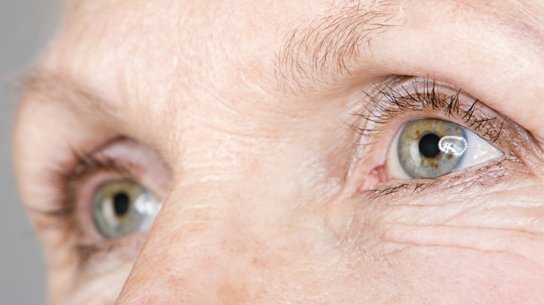 Gros plan des yeux d'une femme