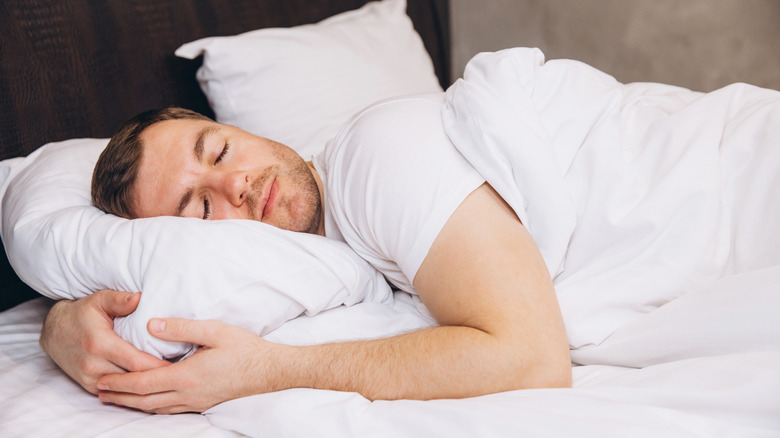 Homme endormi, berçant un oreiller
