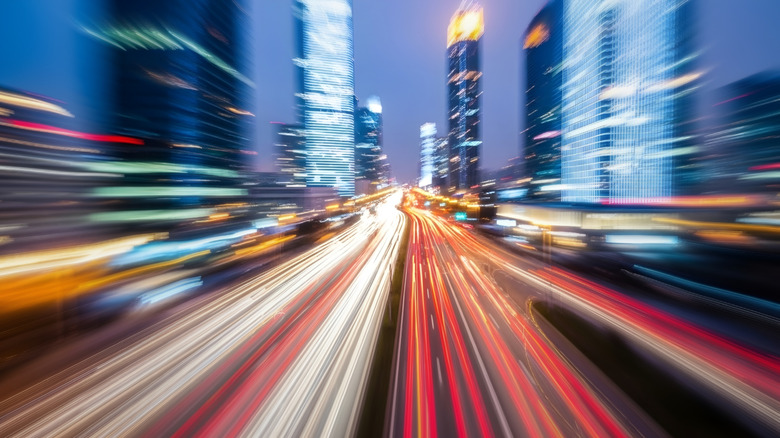Routes urbaines floues représentant les déplacements à grande vitesse