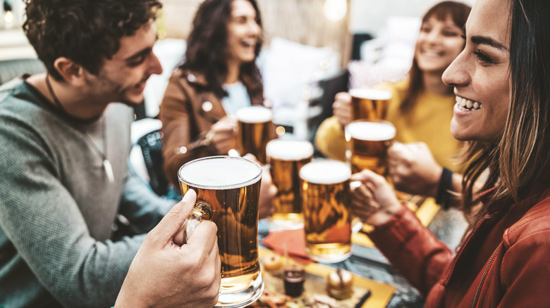 des gens heureux au pub