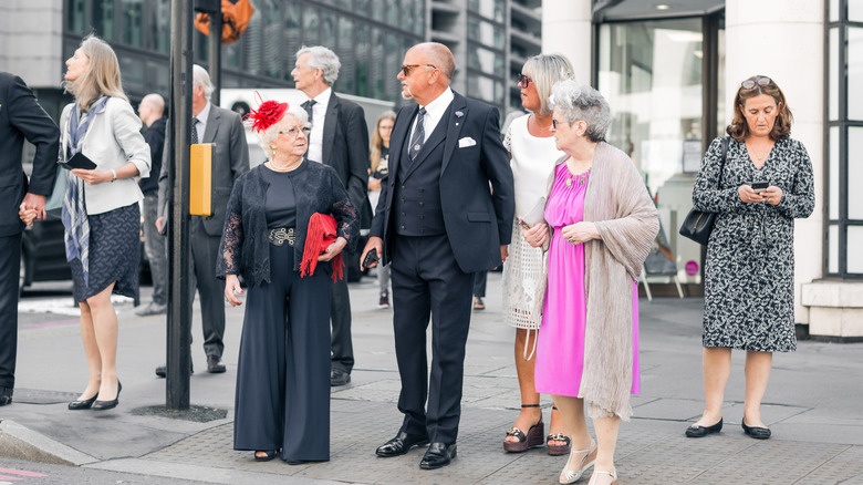 des gens élégants à Londres