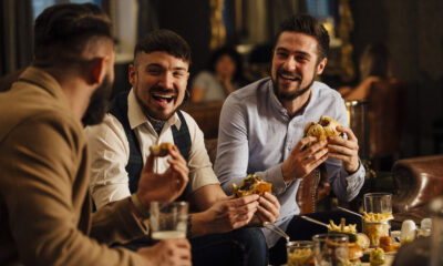 3 règles des restaurants britanniques que les touristes américains brisent dans les 10 premières minutes
