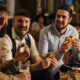 3 règles des restaurants britanniques que les touristes américains brisent dans les 10 premières minutes