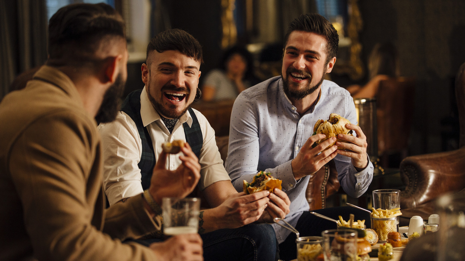 3 règles des restaurants britanniques que les touristes américains brisent dans les 10 premières minutes
