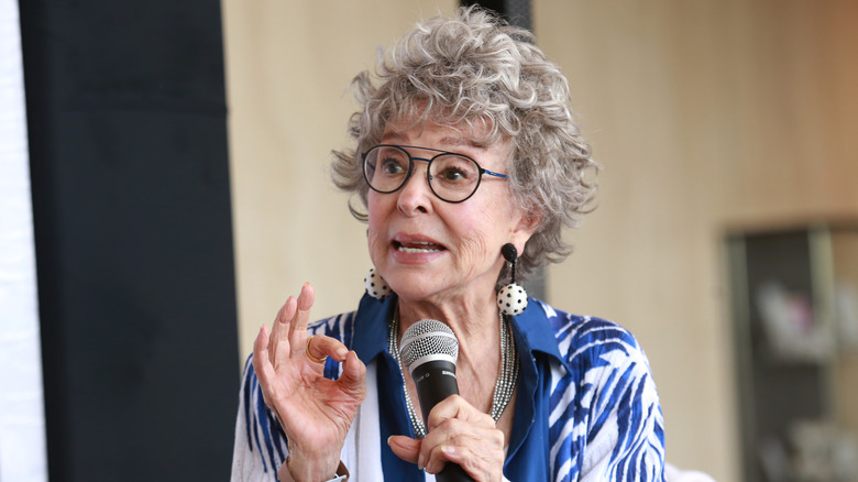 Rita Moreno lors d'une conférence de presse en août 2025.