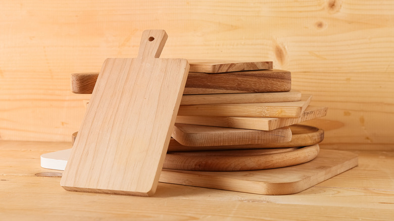 Pile de planches à découper en bois