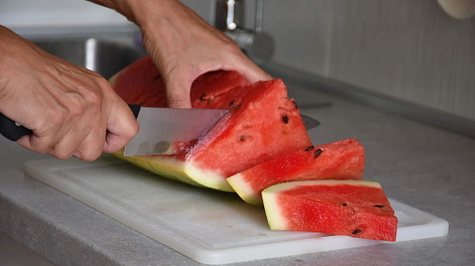 Vous devriez réfléchir à deux fois avant d'utiliser une planche à découper en plastique pour hacher des aliments
