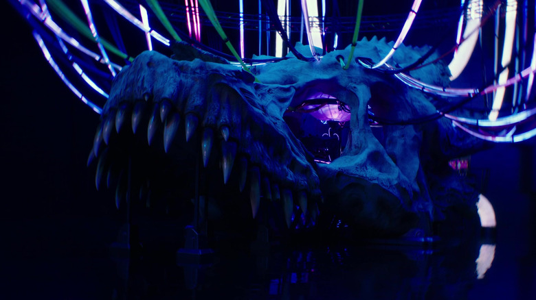 Le crâne du roi Ghidorah est connecté à des dizaines de fils lumineux dans Godzilla vs. Kong