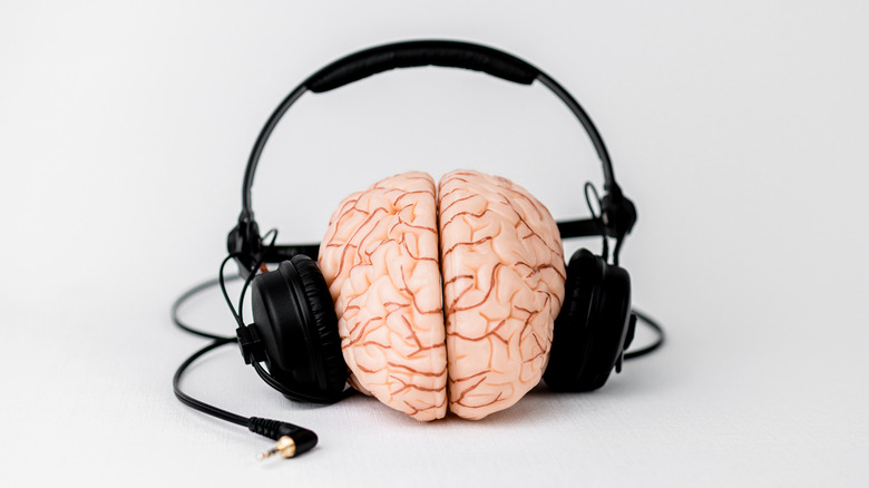 Un faux cerveau humain portant des écouteurs