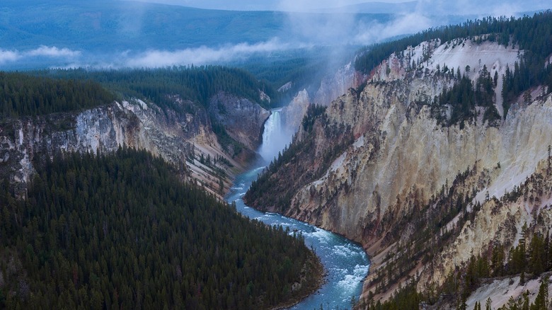 la rivière nahanni sud dans les territoires du nord-ouest du canada