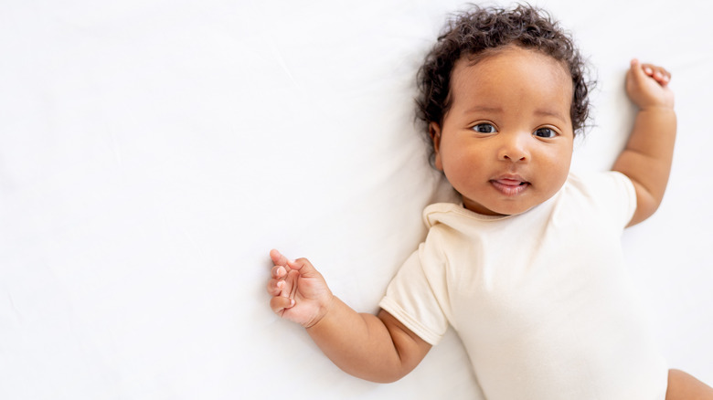 Bébé couché.