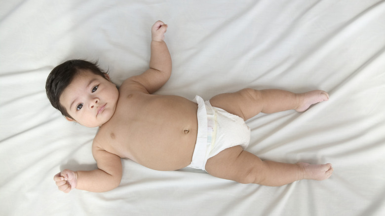 Bébé couché dans une couche.
