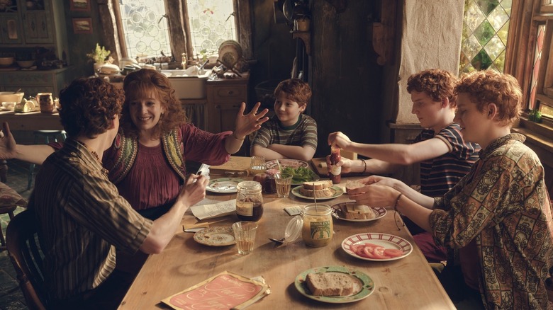 Percy Molly Ron Fred et George prenant leur petit-déjeuner au Terrier dans Harry Potter à l'école des sorciers