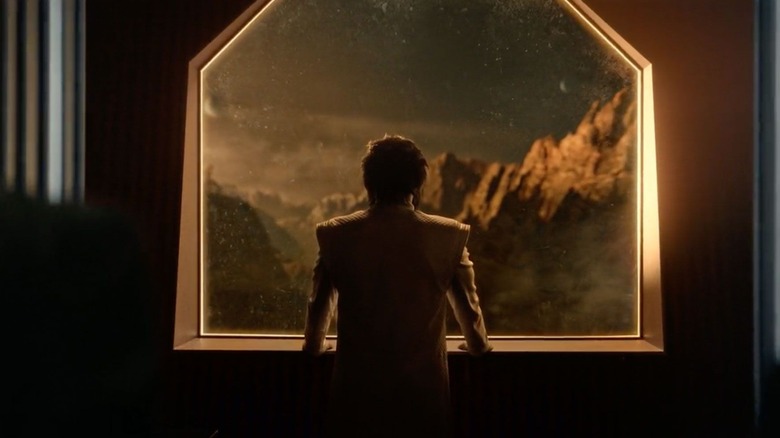 Ethan Peck dans le rôle de Sybok appuyé contre une fenêtre dans Star Trek : Strange New Worlds