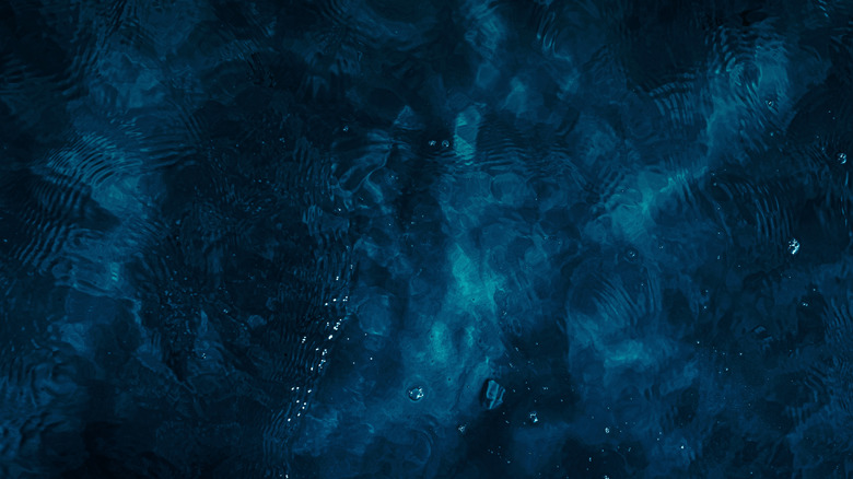 fond d'eau bleu foncé