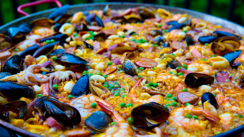 Une grande poêle remplie de paella.