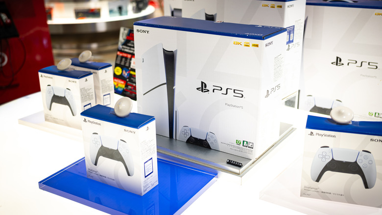 Une exposition de consoles de jeu et de contrôleurs PlayStation 5 dans un magasin