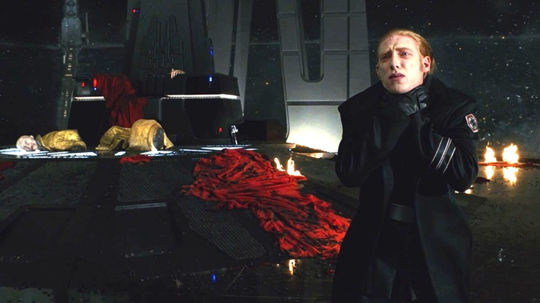 Domhnall Gleeson dans le rôle de Hux étant étouffé par la Force dans la salle du trône de Snoke dans Star Wars : Les Derniers Jedi