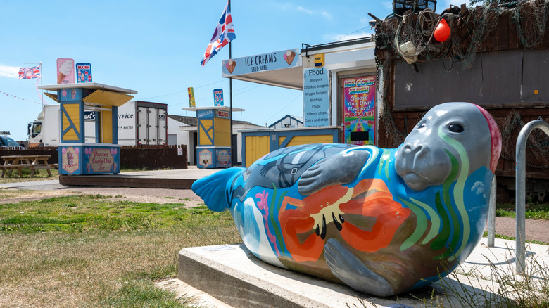 Sculpture de phoque à l'extérieur d'un café en bord de mer