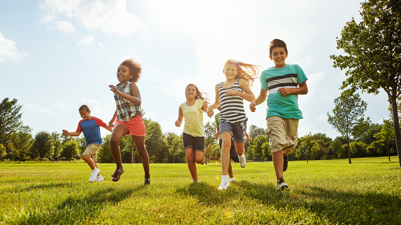Groupe d'enfants s'amusant dehors