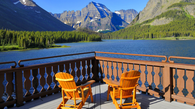 chaises sur une terrasse surplombant un lac alpin au Many Glacier Hotel
