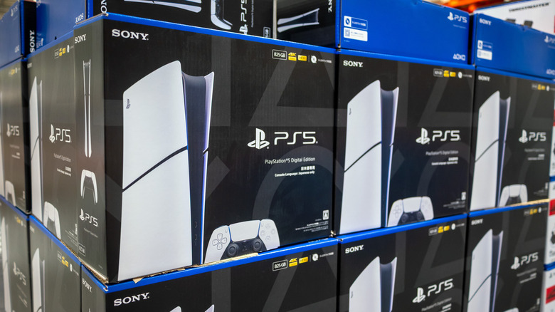 plusieurs lignes et colonnes de boîtes d'édition numérique PlayStation 5 dans un magasin