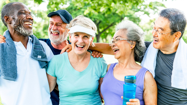 Groupe de personnes âgées souriant et appréciant l'exercice