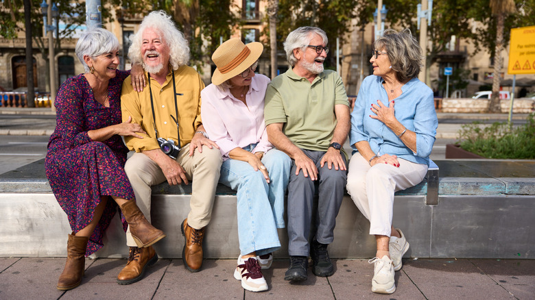 Groupe de personnes âgées heureuses souriant et discutant