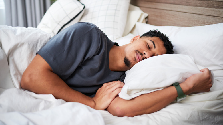 Homme dormant profondément dans son lit