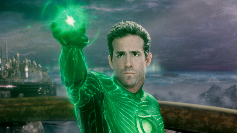 Ryan Reynolds dans le rôle de Hal Jordan brandissant le Power Ring dans Green Lantern