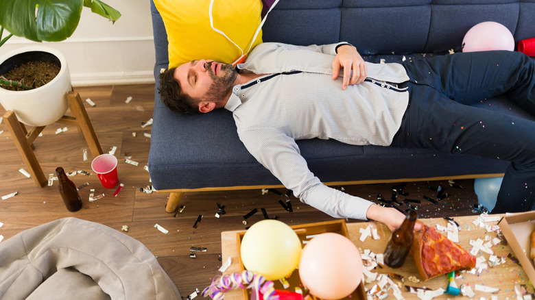 Homme s'endormant à la fête après avoir bu