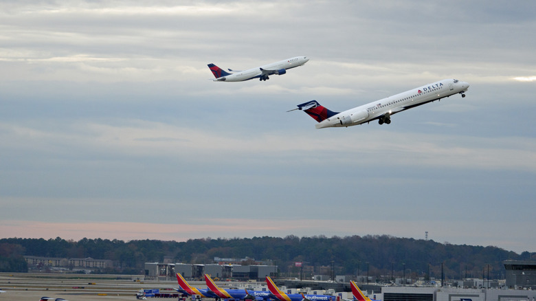 Deux avions décollent à ATL.