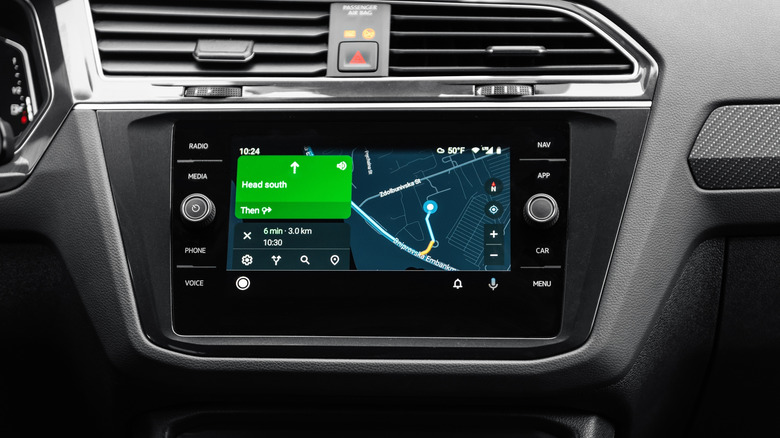 Navigation Google Maps sur l'écran d'infodivertissement d'une voiture.