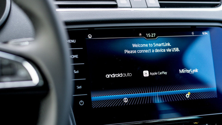 Un écran d'infodivertissement pour voiture prêt à se connecter à un smartphone.