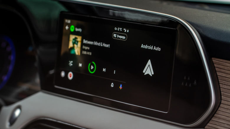 L'écran d'infodivertissement d'une voiture exécutant Android Auto et diffusant de la musique.