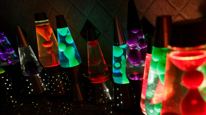 Assortiment de lampes à lave de différentes couleurs