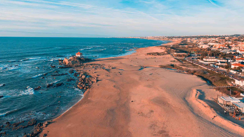 Plage de Miramar au lever du soleil avec chapelle sur les rochers