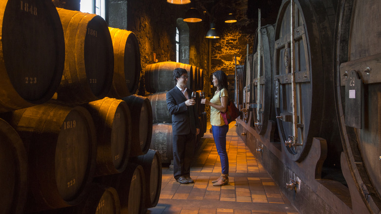 Couple bénéficiant d'une dégustation de porto dans la cave du vignoble Burmester