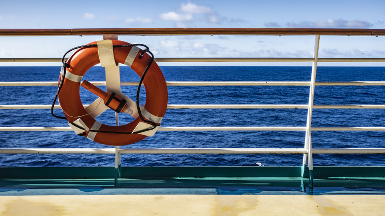 Anneau de sauvetage sur un bateau de croisière