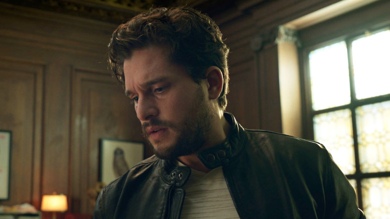 Kit Harington dans le rôle de Dane regardant l'Ebony Blade dans la scène post-générique d'Eternals