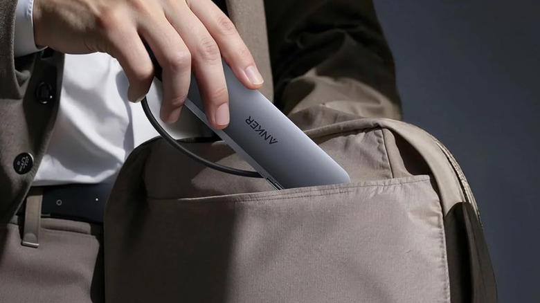 Personne transportant un hub Anker USB-C dans un sac.