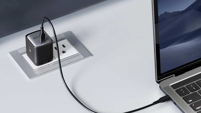 Ordinateur portable branché sur un chargeur Anker.