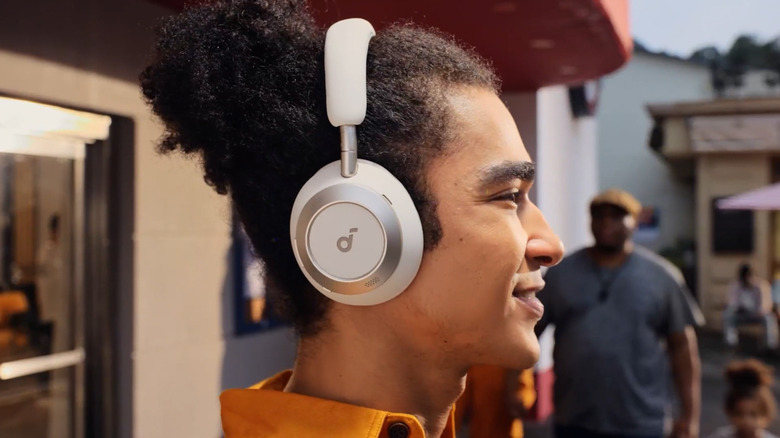Personne portant le casque Soundcore Space One Pro.