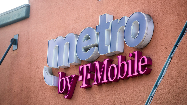 Panneau Metro by T-Mobile sur un bâtiment