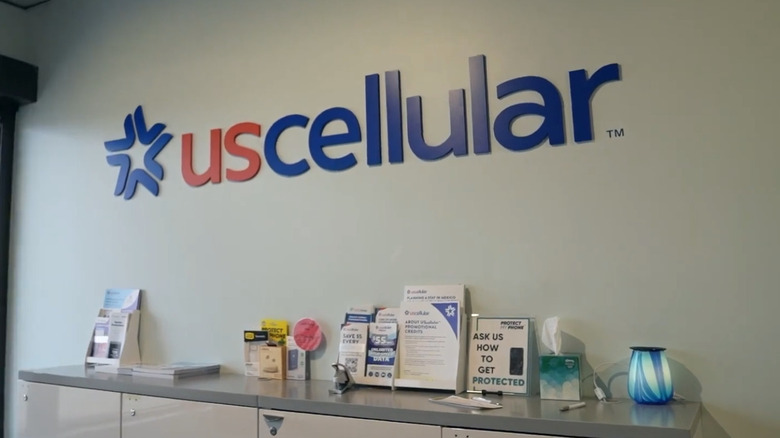 Intérieur du magasin UScellulaire avec logo bien en vue