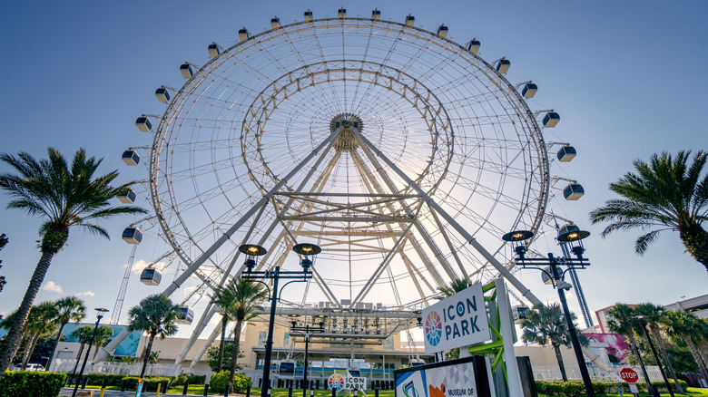 Un angle faible sur la grande roue du ICON Park Orlando.