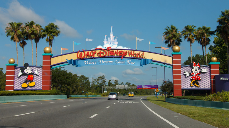 La route et l'arche de bienvenue à Disney World.
