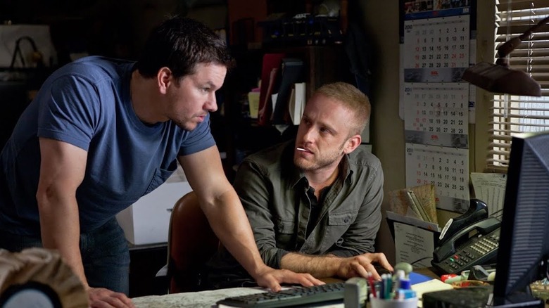 Mark Wahlberg dans le rôle de Chris Farraday parle d'affaires malhonnêtes avec Ben Foster dans le rôle de Sebastian Abney dans Contraband