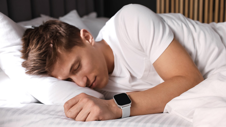 Jeune homme dormant profondément dans son lit