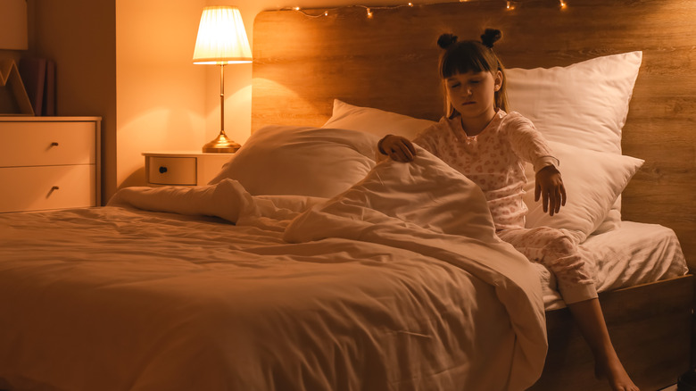 Jeune fille somnambule depuis son lit